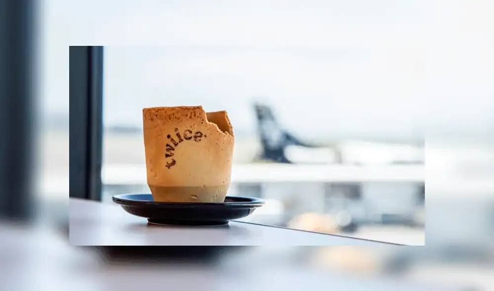 Aerolínea sirve el café en tazas comestibles para reducir sus residuos [VIDEO]