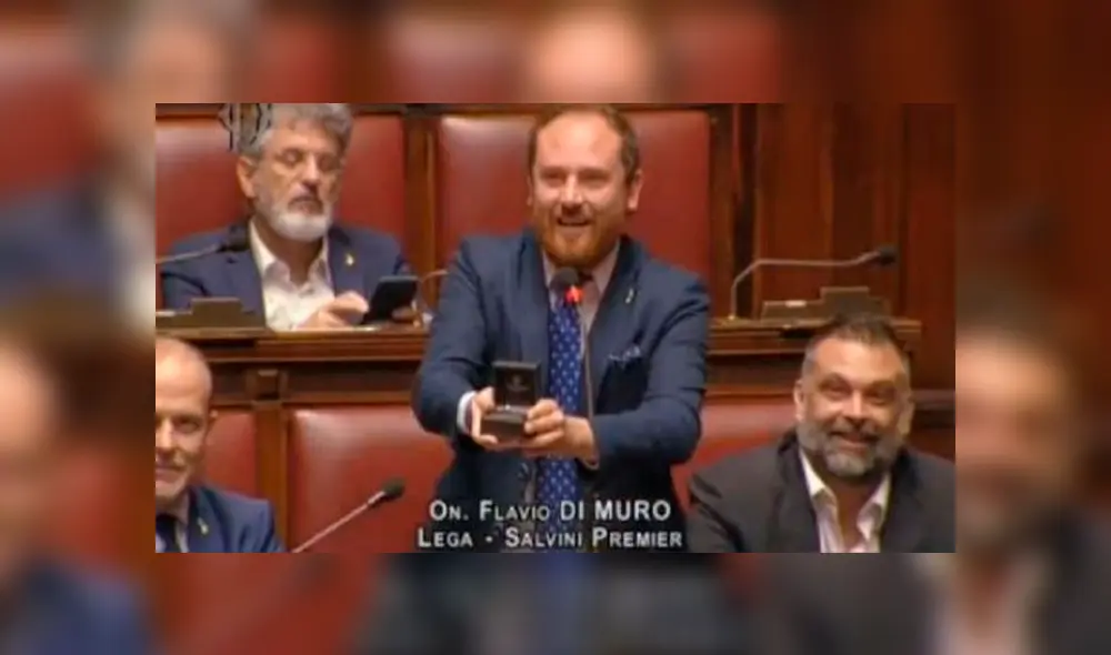 Diputado italiano pide matrimonio a su novia tras interrumpir sesión legislativa [VIDEO]