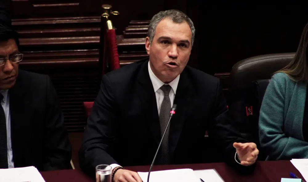 Salvador del Solar sustenta el proyecto del Ejecutivo en Constitución.