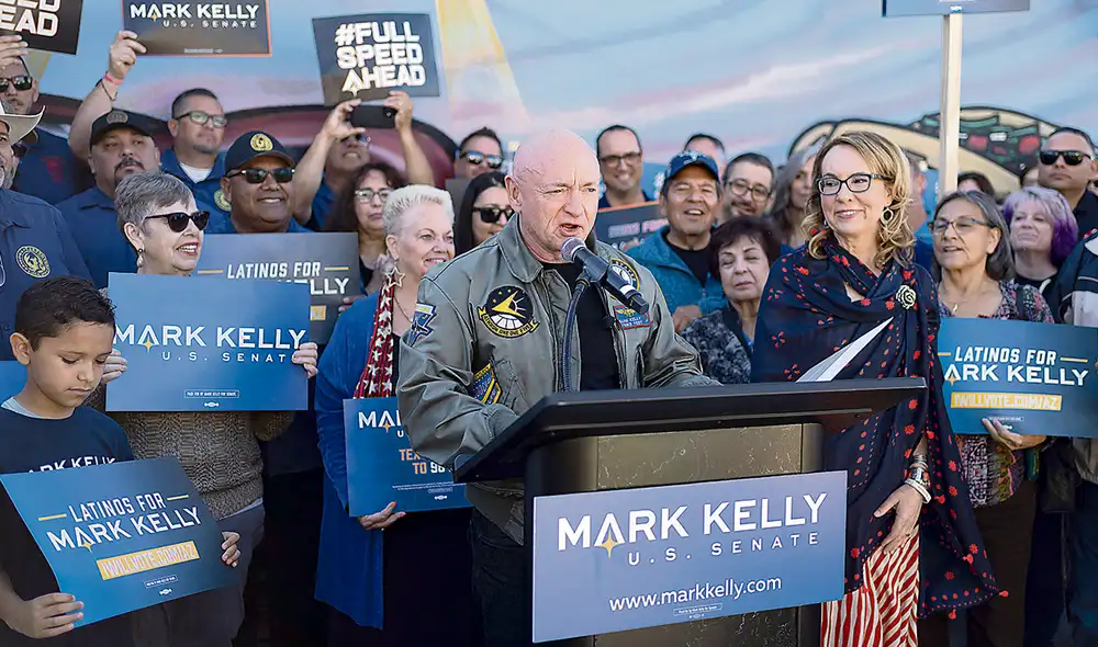 Avanzada. Reelección del senador Mark Kelly en Arizona reforzó el triunfo a los demócratas. Foto: AFP Avanzada. Reelección del senador Mark Kelly en Arizona reforzó el triunfo a los demócratas. Foto: AFP