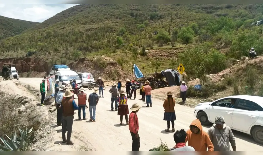 interrumpida. Vía minera del sur presenta bloqueos en la comunidad de Cruzpampa del distrito de Capaccmarca. interrumpida. Vía minera del sur presenta bloqueos en la comunidad de Cruzpampa del distrito de Capaccmarca.