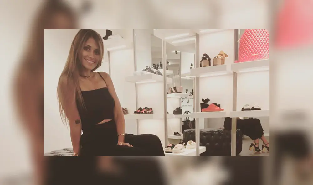 Antonella Roccuzzo seduce con atrevido vestido en desfile de modas [VIDEO]
