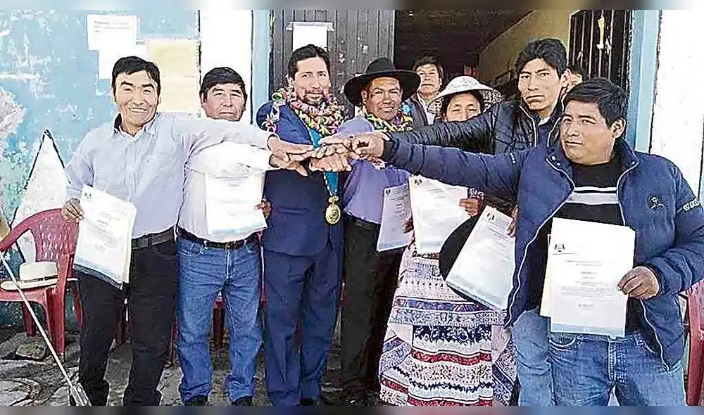ACUSADOS. El alcalde de Pinchollo, Claudio Humire (sombrero) junto a regidores, entre ellos Ernesto Tantacuello (casaca negra).