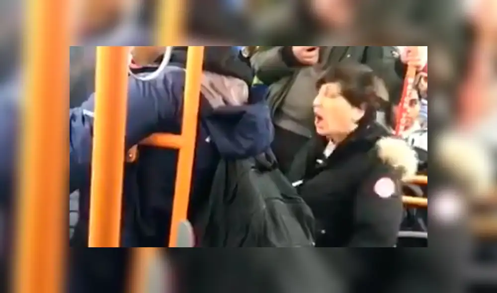 Facebook viral: señora insulta a jóvenes que no quieren cederle asiento en metro [VIDEO]