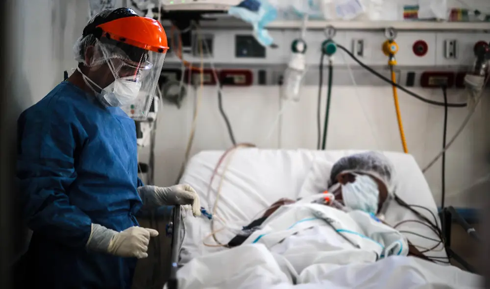 En las últimas semanas, las muertes por COVID-19 se han reducido a 2.400 por semana. Foto: Juan Ignacio Roncoroni / EFE