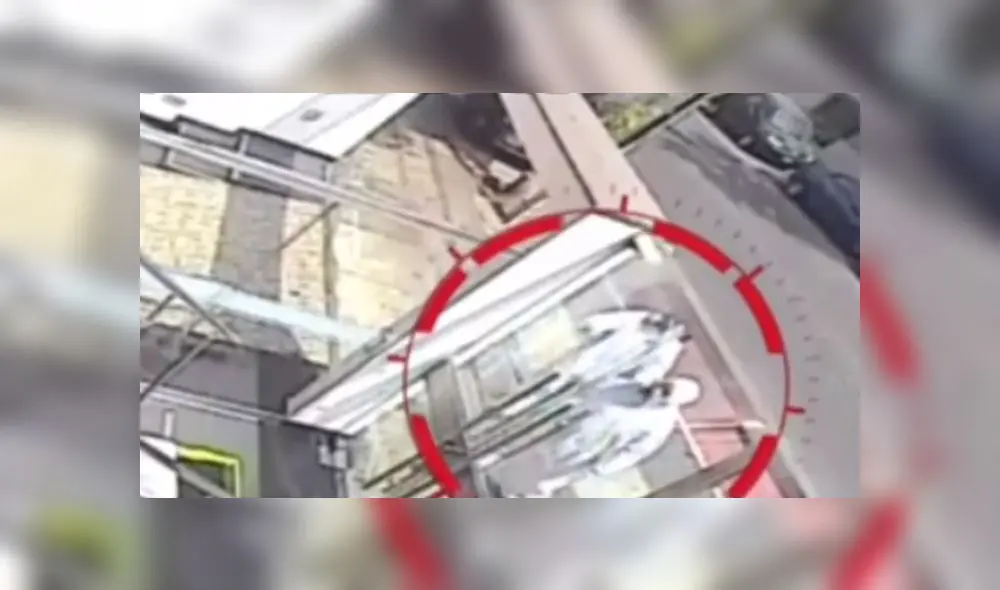 Sujetos llegaron en auto particular y estuvieron merodeando la zona por al menos 15 minutos. (Foto: Captura de video / América Noticias) Sujetos llegaron en auto particular y estuvieron merodeando la zona por al menos 15 minutos. (Foto: Captura de video / América Noticias)