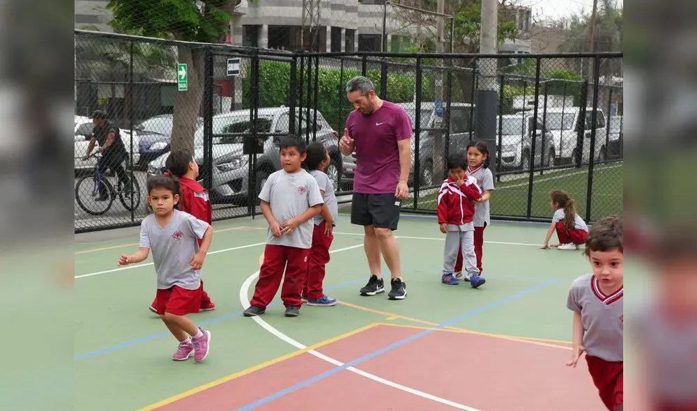 En el colegio Jean Le Boulch profesores, alumnos y padres autorregulan el uso del celular y las relaciones de pareja