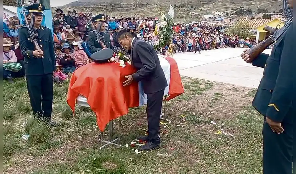 despedida. Padre de oficial de PNP, Eulogio Soncco despide a su hijo en la última morada. Lo enterraron en el cementerio Yanaoca, acompañado por familiares.
