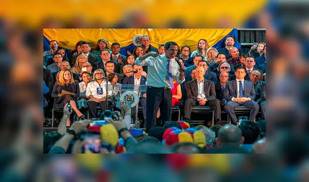 Juan Guaidó desde el podio en el Centro de Convenciones del Aeropuerto de Miami. Foto: EFE
