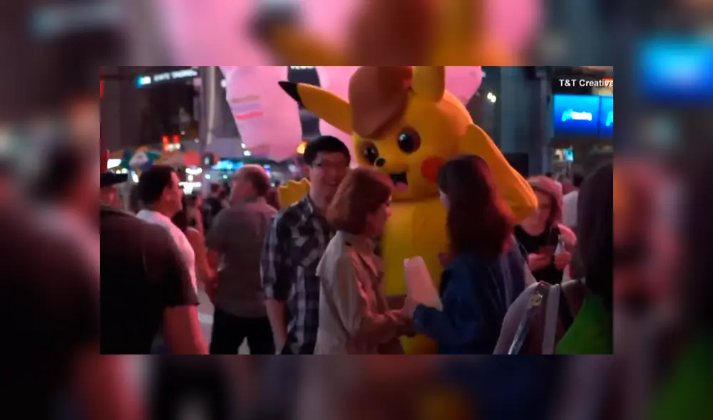 En YouTube, un joven sorprendió a su pareja al vestirse de Pikachu para pedirle matrimonio.