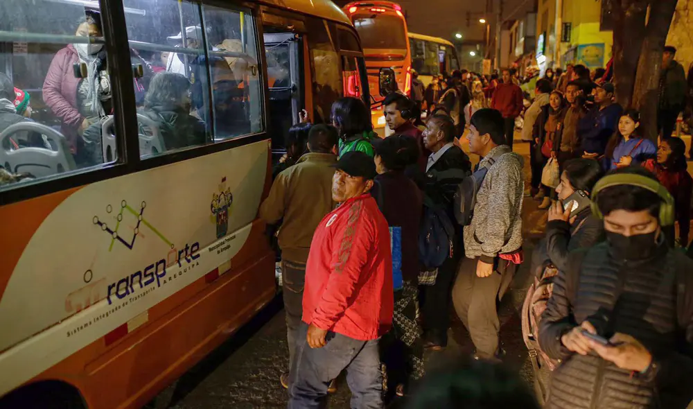 Los principales paraderos de la ciudad de Arequipa estuvieron atiborrados de personas. Foto: Rodrigo Talavera/La República Los principales paraderos de la ciudad de Arequipa estuvieron atiborrados de personas. Foto: Rodrigo Talavera/La República