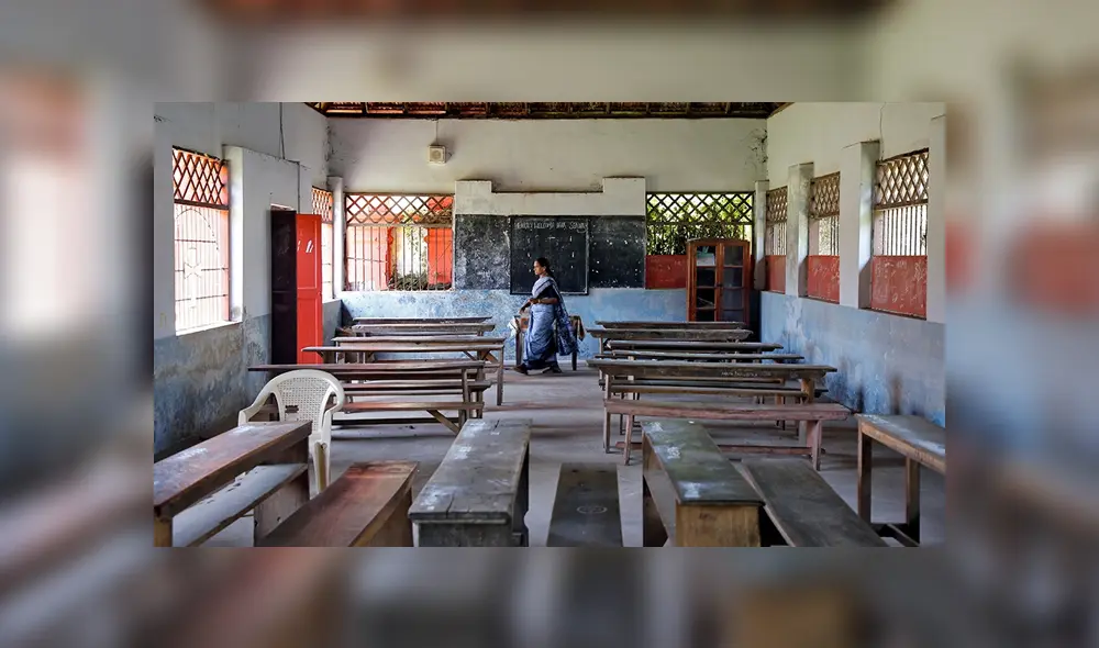 Un miembro del personal dentro de un aula vacía de una escuela en Kochi después de que Kerala ordenó el cierre de las escuelas debido a temores de coronavirus. | Foto: Sivaram V. Un miembro del personal dentro de un aula vacía de una escuela en Kochi después de que Kerala ordenó el cierre de las escuelas debido a temores de coronavirus. | Foto: Sivaram V.