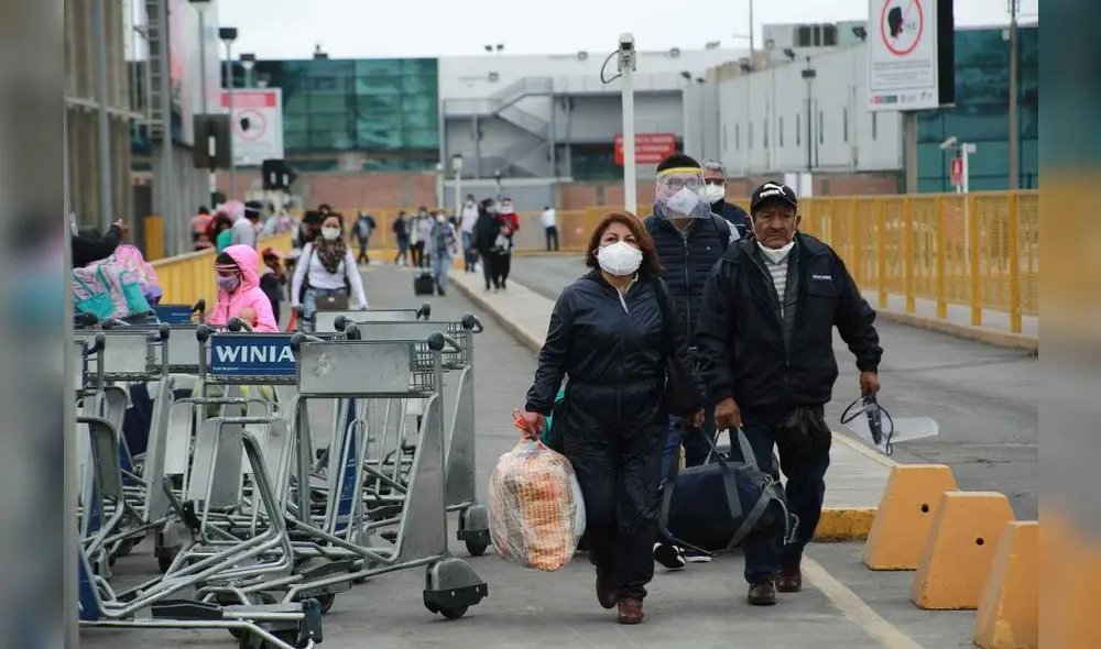 Emotivo encuentro de pasajeros que llegan del Cusco y sus familiares a las afueras del Jorge Chávez / Fotos: John Reyes