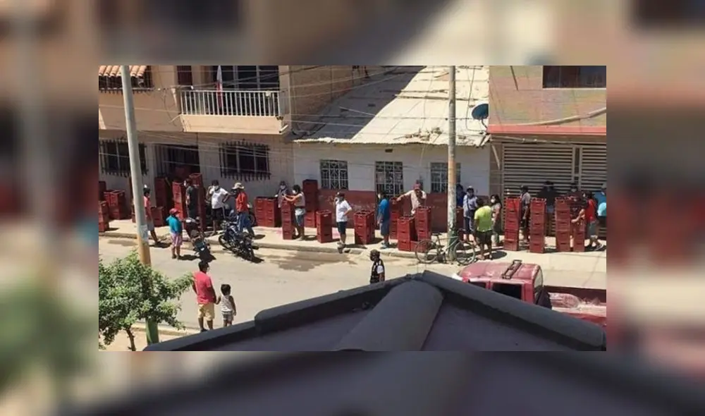Vecinos de Castilla captaron a gran número de personas haciendo cola para comprar bebidas alcohólicas. (Foto: Twitter) Vecinos de Castilla captaron a gran número de personas haciendo cola para comprar bebidas alcohólicas. (Foto: Twitter)
