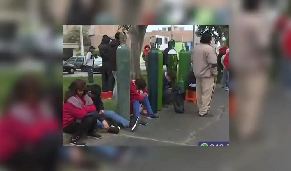 Forman largas colas para abastecerse de oxígeno. Foto: Captura Latina. Forman largas colas para abastecerse de oxígeno. Foto: Captura Latina.