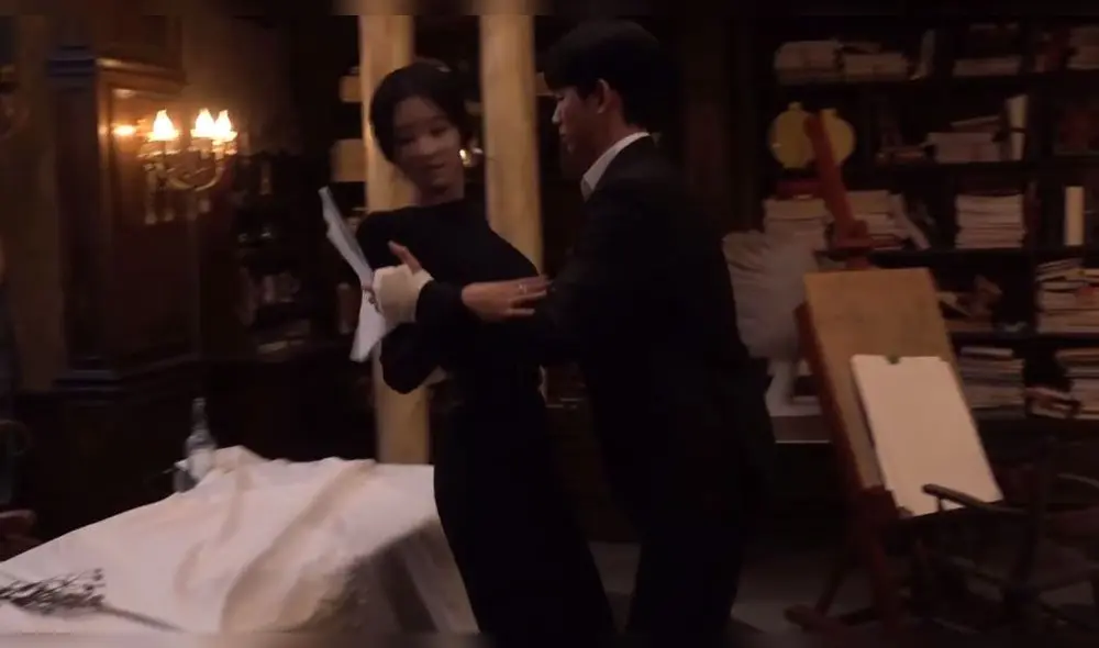 Desliza para ver más fotos de Kim Soo Hyun y Seo Ye Ji en It's okay to not be okay. Créditos: tvN