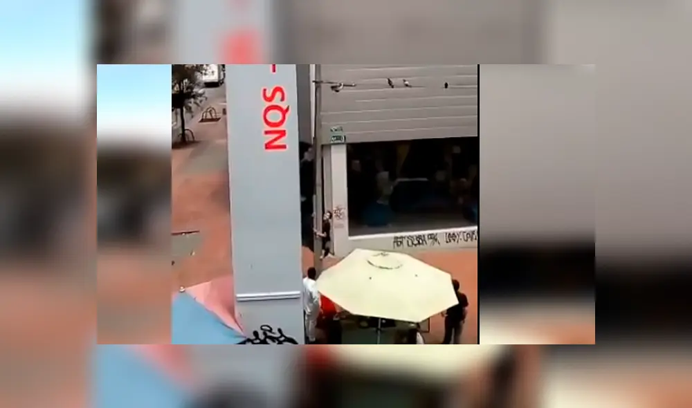 Hombre arriesgó su vida para rescatar a un ave que se había quedado atrapada en un poste de luz