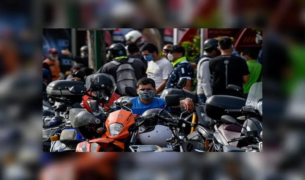 A biker waits in a queue to refuel the tank of his motorcycle near a gas station in Caracas on April 7, 2020 amid the novel coronavirus (COVID-19) outbreak. (Photo by Federico PARRA / AFP)