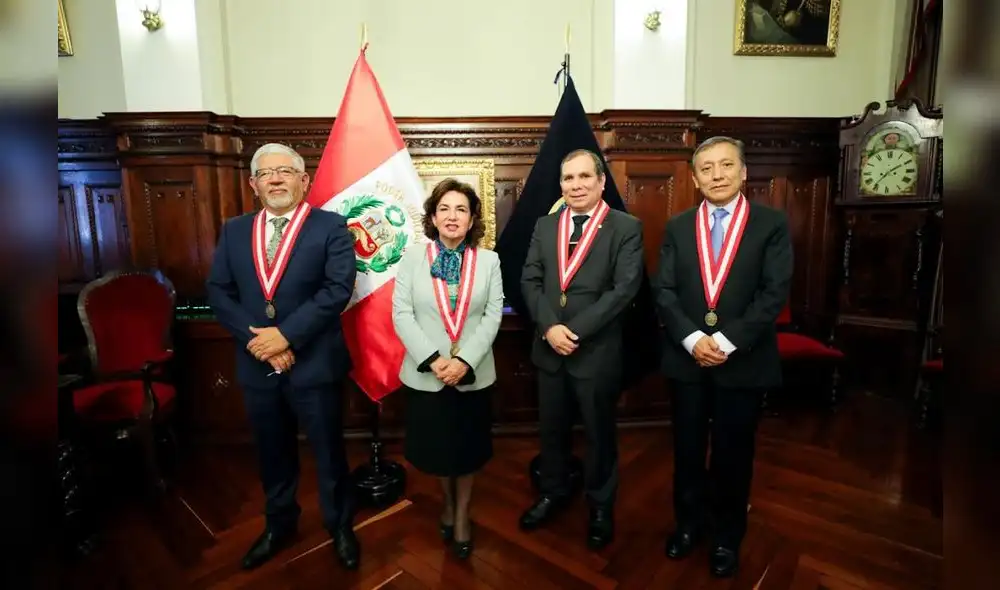 La presidenta del Poder Judicial, Elvia Barrios con los candidatos a sucederla en el cargo: Héctor Lama, Javier Arévalo y Carlos Arias.