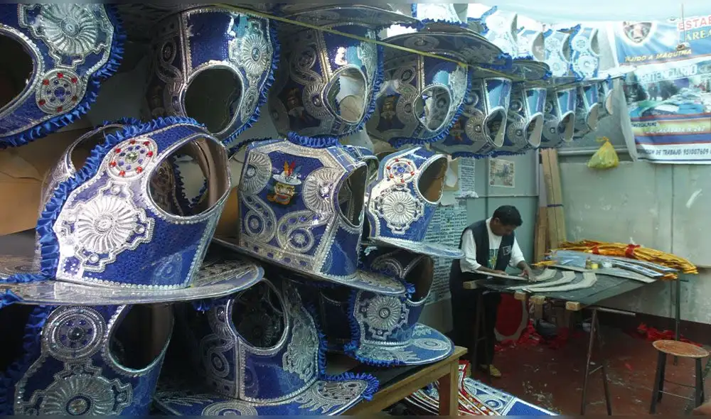 Reos aprenden a fabricar disfraces de morenada. Reos aprenden a fabricar disfraces de morenada.