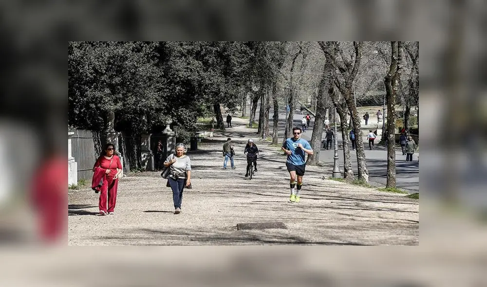 En Roma, Italia, varias personas salieron a las calles a pesar de las medidas anunciadas por su Gobierno. Foto: EFE