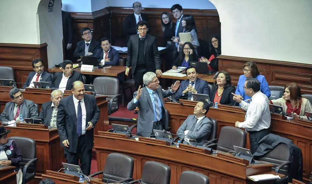 Jorge Castro y Luis Iberico protagonizaron tenso momento en Pleno del Congreso. Foto: Javier Quispe. Jorge Castro y Luis Iberico protagonizaron tenso momento en Pleno del Congreso. Foto: Javier Quispe.