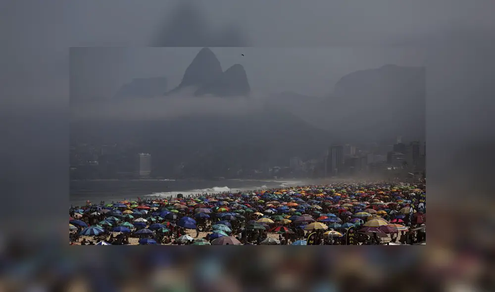 Sin mantener distancia social para evitar la propagación del coronavirus, bañistas disfrutan en la playa de Ipanema en Río de Janeiro. Foto: EFE Sin mantener distancia social para evitar la propagación del coronavirus, bañistas disfrutan en la playa de Ipanema en Río de Janeiro. Foto: EFE