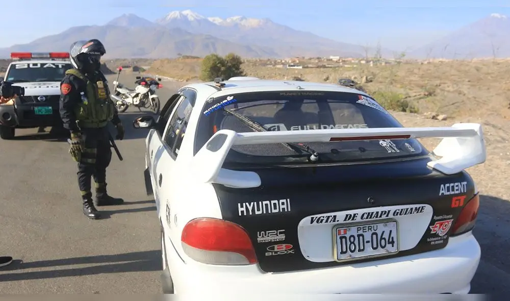 Personas pretendían participar en carrera de autos en autopista Arequipa - La Joya. Foto: PNP Personas pretendían participar en carrera de autos en autopista Arequipa - La Joya. Foto: PNP