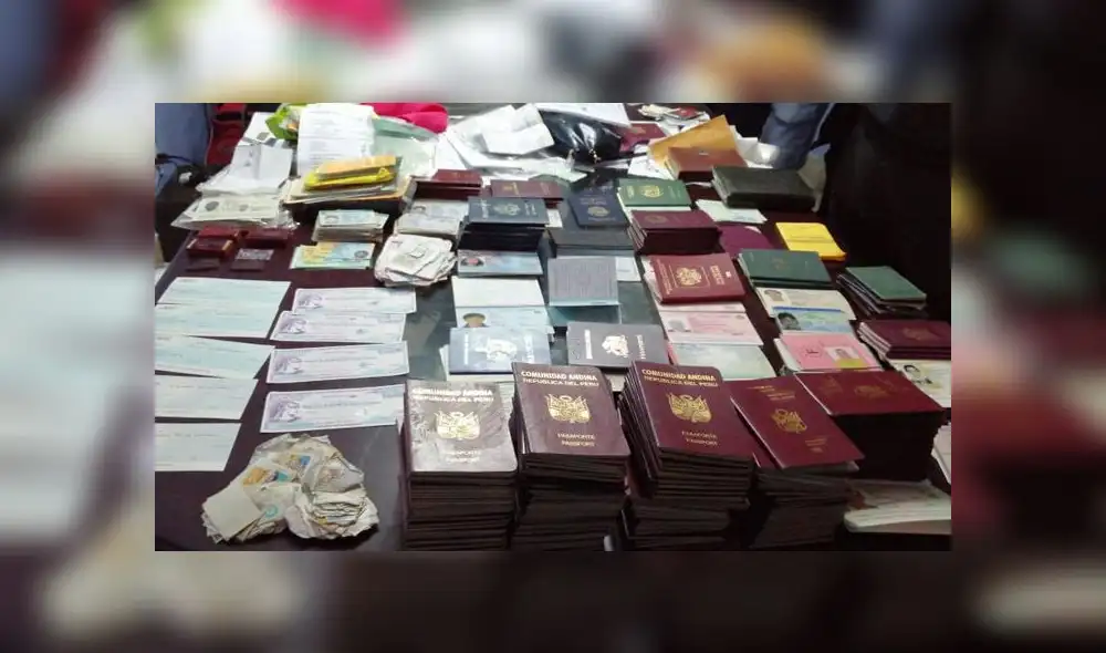 Pasaportes robados habrían sdio adulterados para venderlos a personas cuyos destinos eran Estados Unidos y Europa. (Foto: PNP) Pasaportes robados habrían sdio adulterados para venderlos a personas cuyos destinos eran Estados Unidos y Europa. (Foto: PNP)
