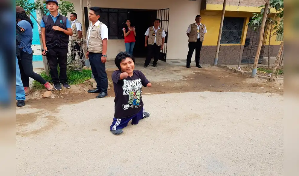 Miguel Ángel Salinas, es un estudiante discapacitado que cursa el tercer ciclo de la facultad de Derecho y Ciencias Políticas.