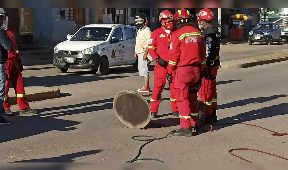 Bomberos buscan a menor que cayó a buzón cuando empujaba una carreta en Cusco. Bomberos buscan a menor que cayó a buzón cuando empujaba una carreta en Cusco.