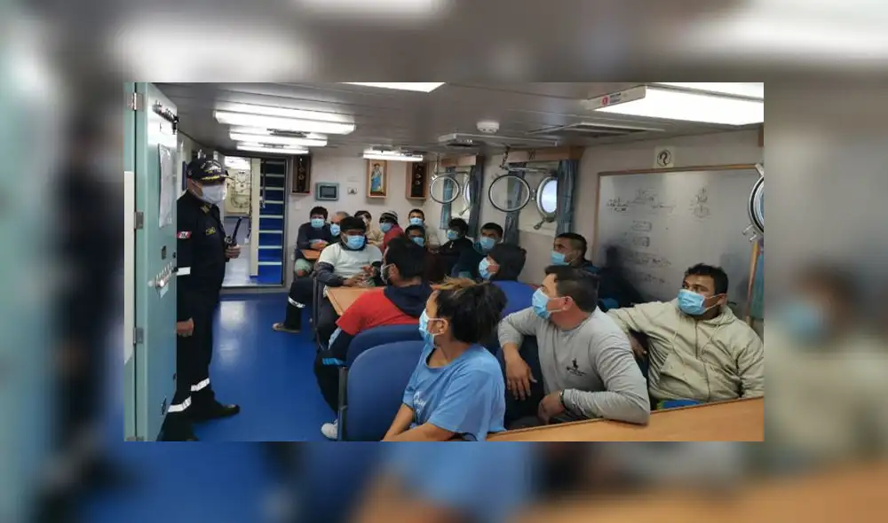 Los náufragos fueron encontrados en una panga de la nave que se estaba sumergiendo. (Foto: Marina de Guerra)