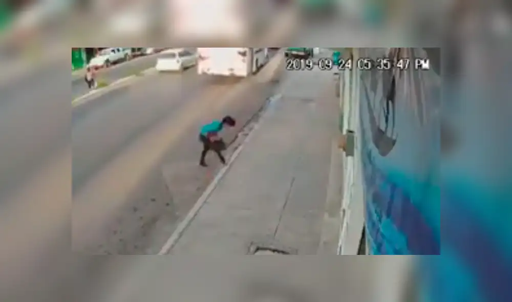 En Facebook, un joven bajó de un vehículo en movimiento y protagonizó un terrible accidente.