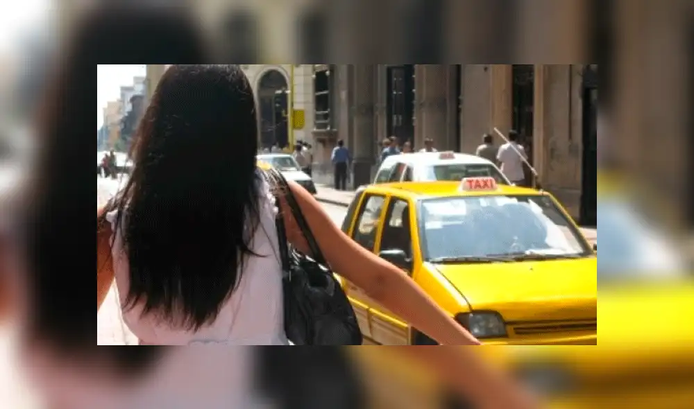 Mujer no tenía dinero para el taxi y hace atrevida propuesta al chofer para pagarle [FOTO]