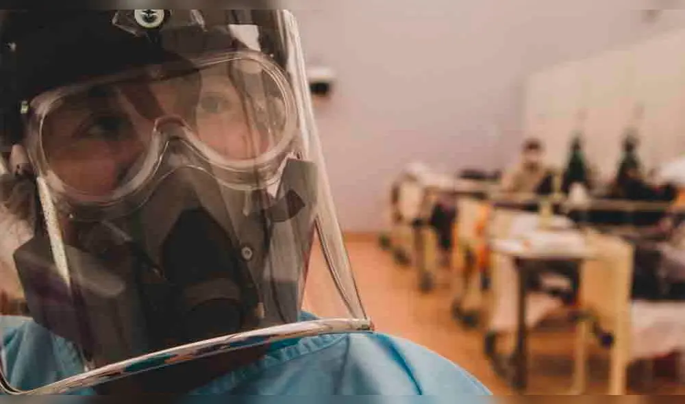 Miradas blindadas.  Es una manera de protegerse de  la agresión de la COVID-19, con sofisticados protectores faciales que asemejan a los de un astronauta. Créditos: Sergio Ferrel.