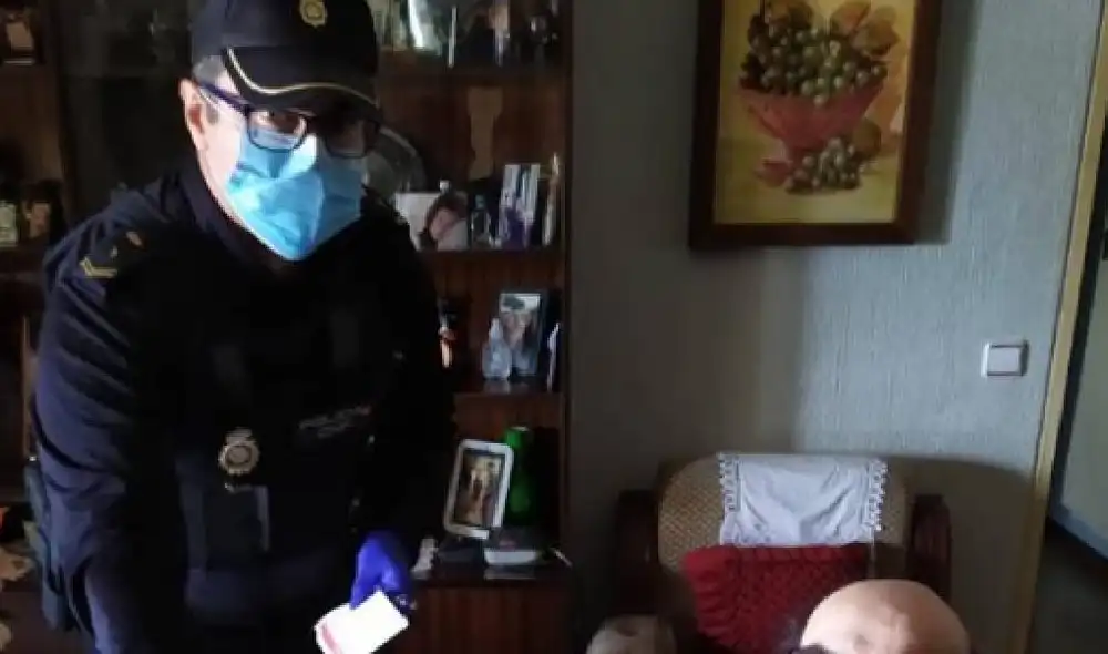 Policía Nacional de Sevilla entrega dinero a las personas más vulnerables. Foto: La Vanguardia Policía Nacional de Sevilla entrega dinero a las personas más vulnerables. Foto: La Vanguardia