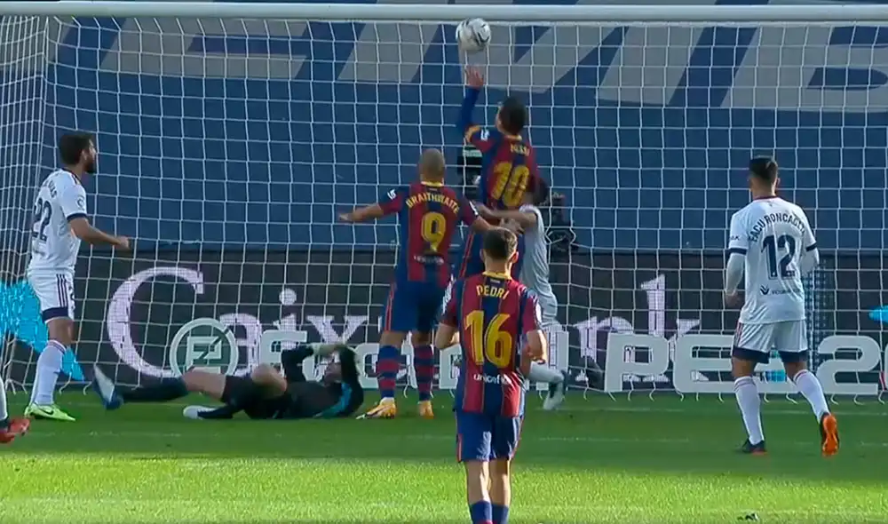 Lionel Messi homenajeó a Diego Armando Maradona mostrando la '10' de Newell's que defendió 'El Pelusa' una temporada. Foto: captura ESPN.