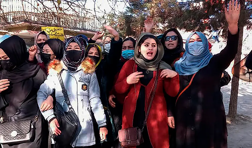 Grupo de mujeres afganas protestando en Kabul, Afganistán. Foto: AFP