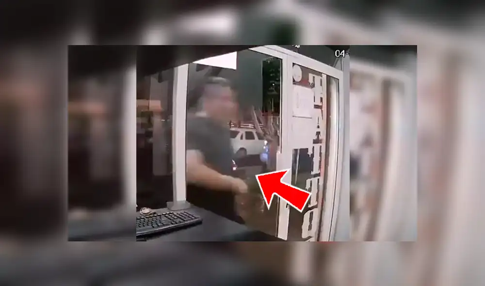 Facebook viral: joven distraído impacta contra puerta de vidrio y la rompe en segundos [VIDEO]