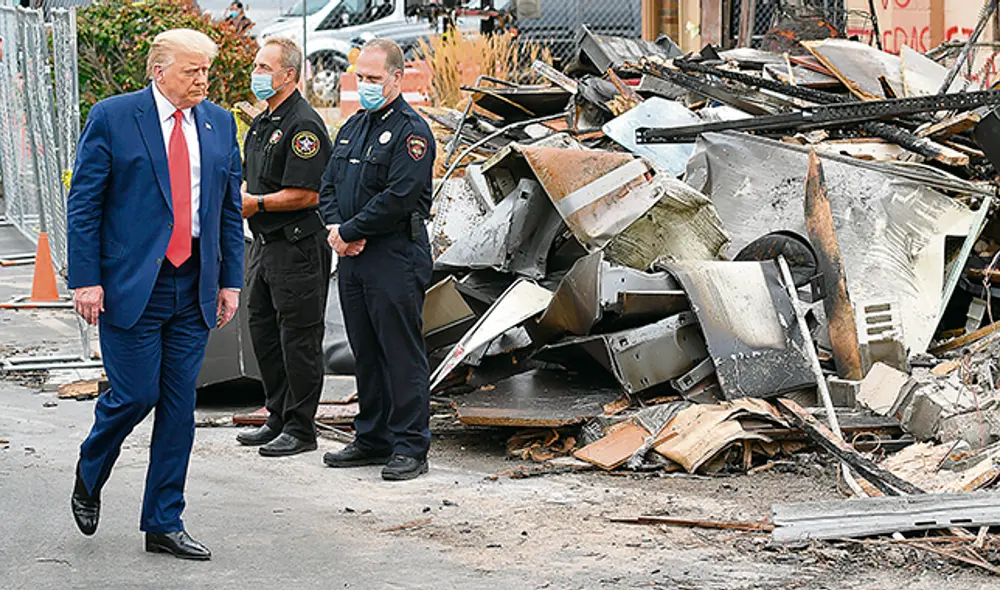 Visita. Presidente recorre área afectada por protestas. (Foto: AFP) Visita. Presidente recorre área afectada por protestas. (Foto: AFP)