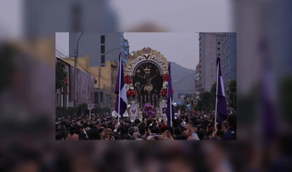 Farol cae en plena procesión del Señor de los Milagros [VIDEO]