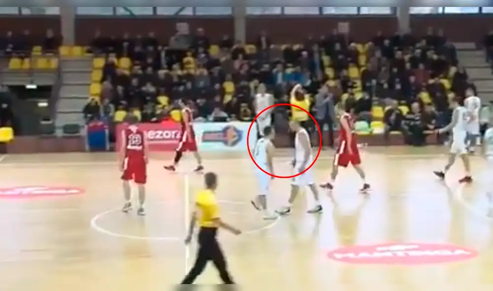 Youtube: El brutal puñetazo a un compañero por no pasarle el balón[VIDEO]