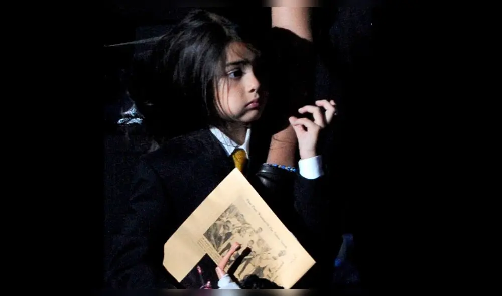 Hijo menor de Michael Jackson luce irreconocible tras huir de la prensa
