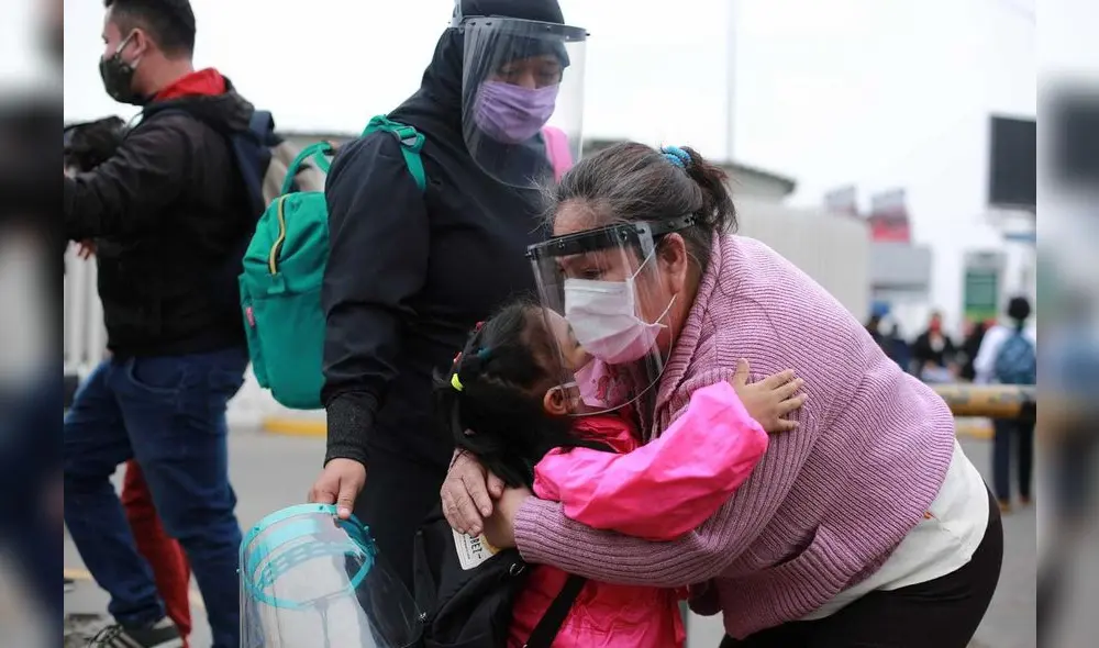 Emotivo encuentro de pasajeros que llegan del Cusco y sus familiares a las afueras del Jorge Chávez / Fotos: John Reyes