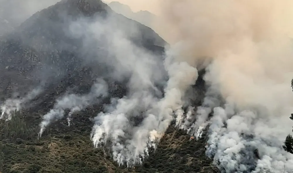 Helicópteros de la Fuerza Aérea esparcieron agua a las zonas álgidas del siniestro sin resultados positivos. Foto: Gobierno Regional de Cusco Helicópteros de la Fuerza Aérea esparcieron agua a las zonas álgidas del siniestro sin resultados positivos. Foto: Gobierno Regional de Cusco