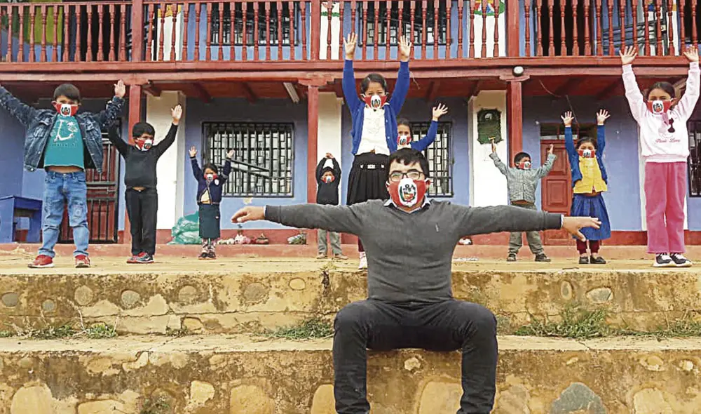 Resistencia. Los niños, padres y el maestro Guevara sostienen el servicio educativo