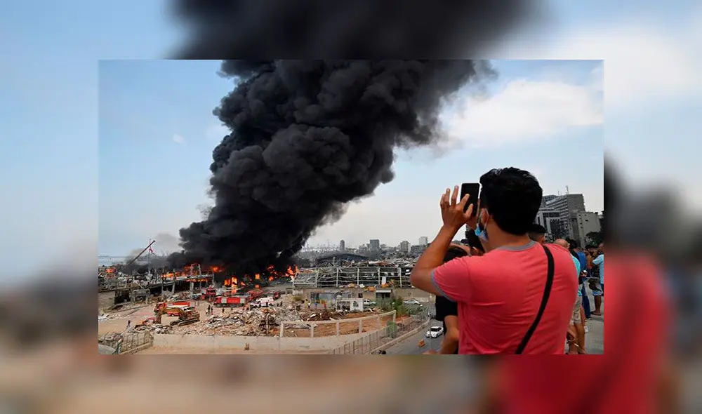 Varias personas tomaron fotos del nuevo incendio en Beirut. Foto: EFE Varias personas tomaron fotos del nuevo incendio en Beirut. Foto: EFE