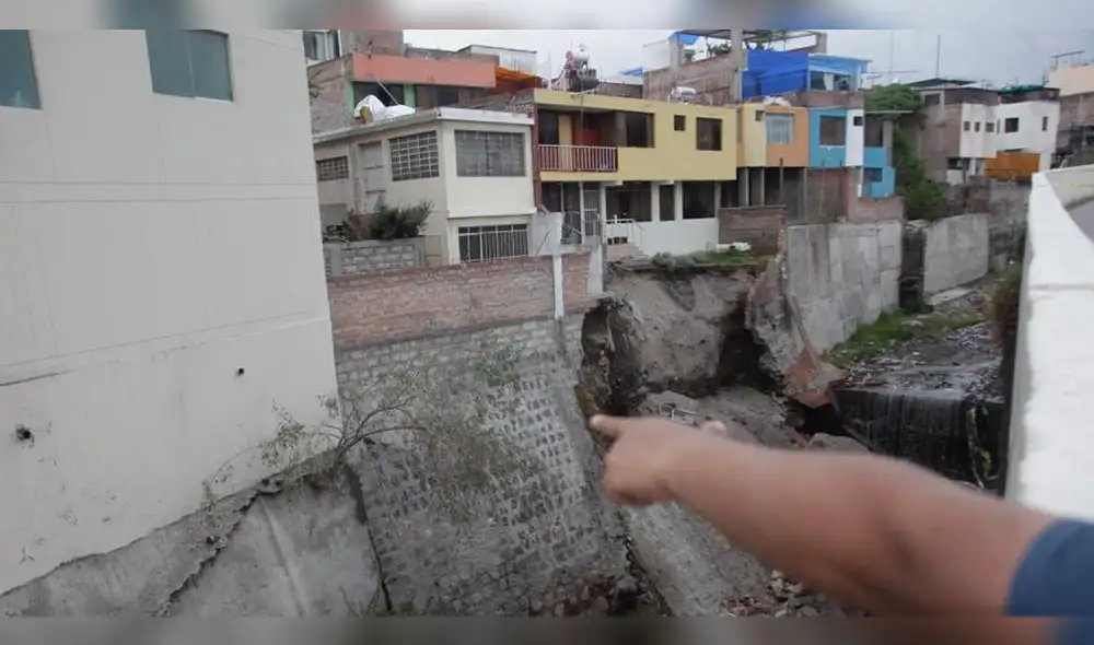 Viviendas están en peligro inminente en la torrentera de San Lázaro. Foto: Rodrigo Talavera/La República.