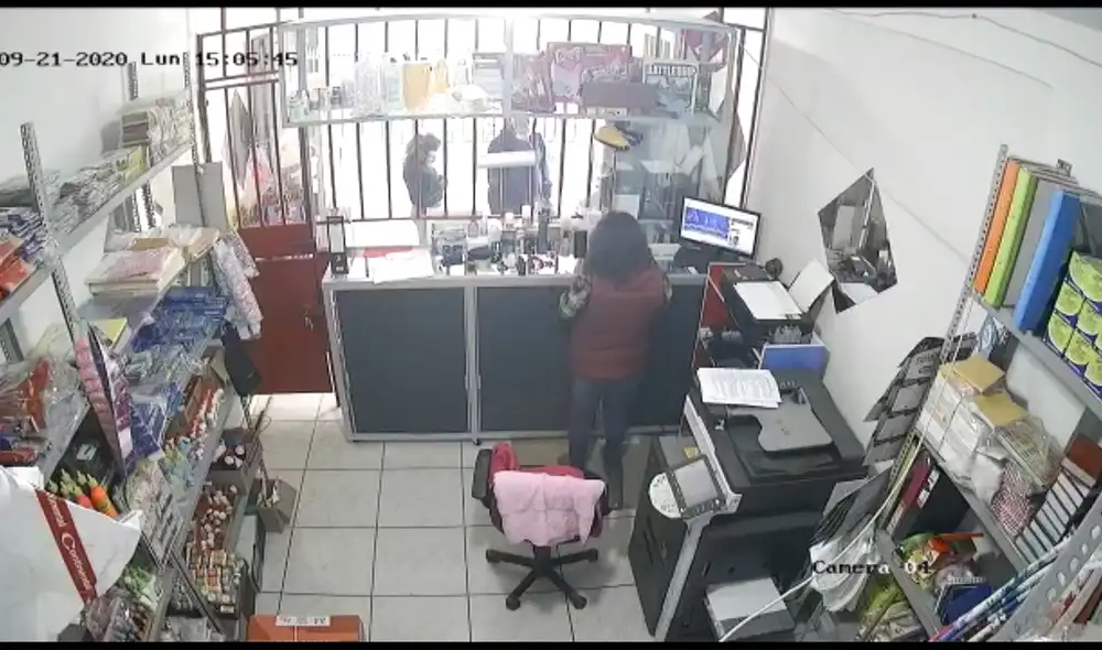 Menor ingresó sigilosamente al interior del bazar y se apropió del efectivo. (Foto: Captura de video / URPI - GLR)