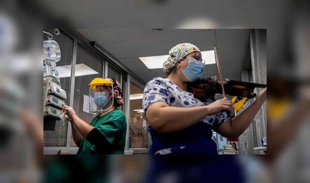 Damaris Silva comenzó a tocar su violín para pacientes contagiados con coronavirus. Foto: AFP.